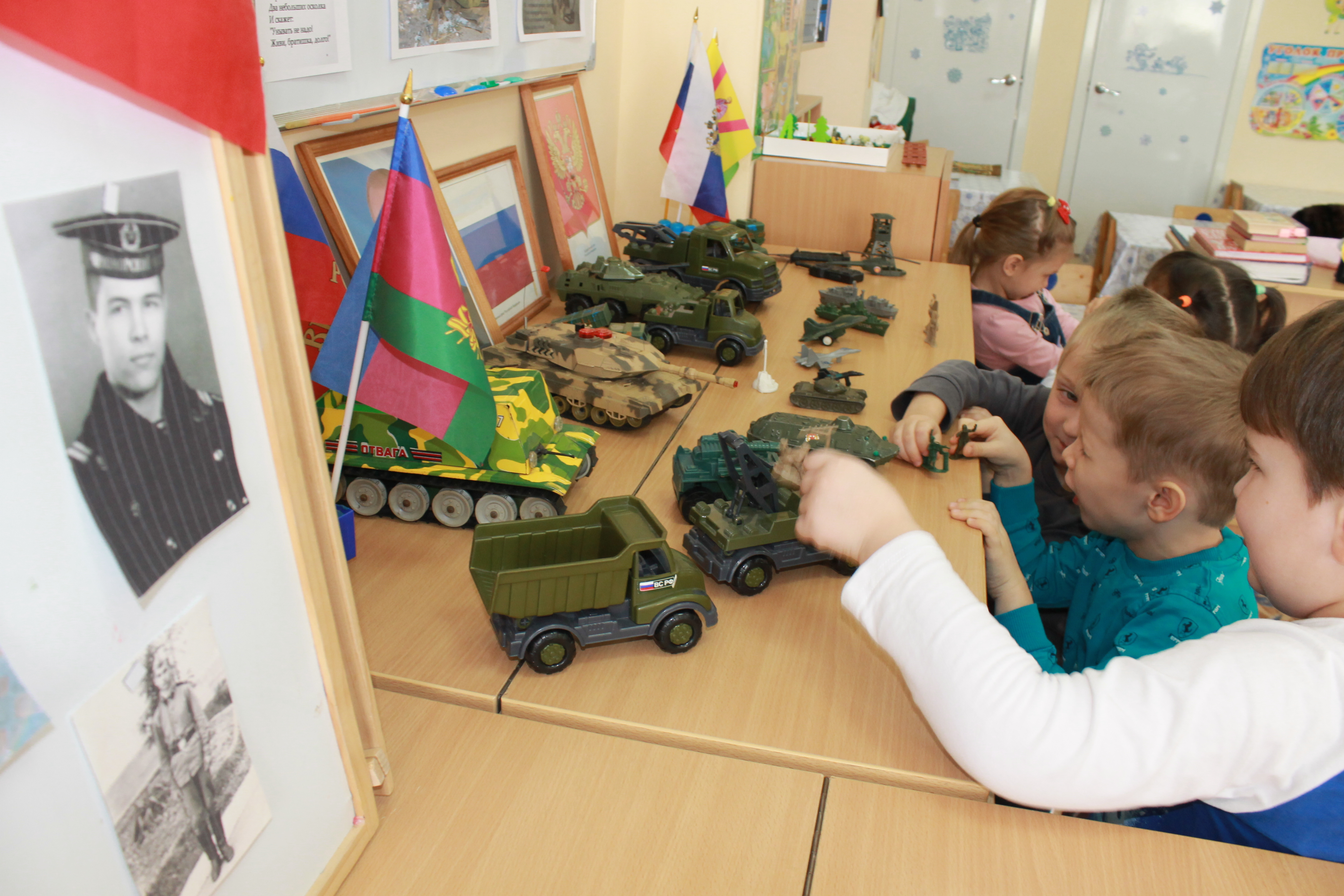 «Выставка военной техники»