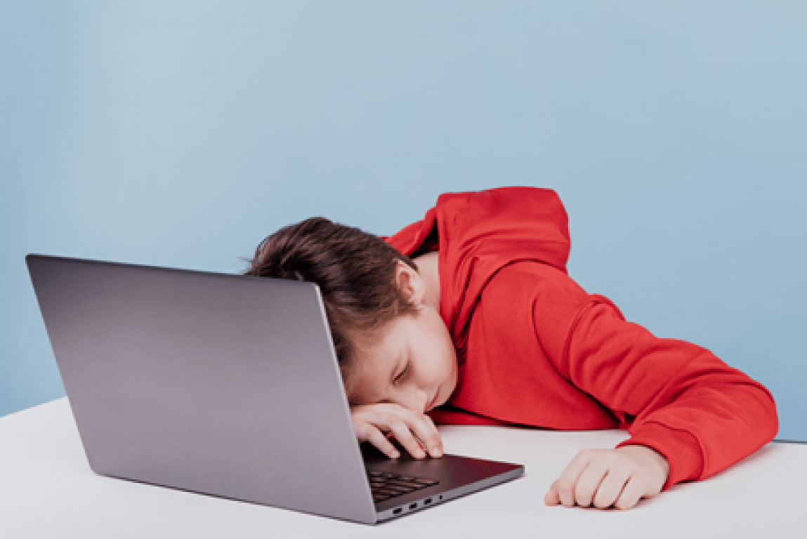 Уставший ребенок. Ребенок за компьютером. Уставший ученик.