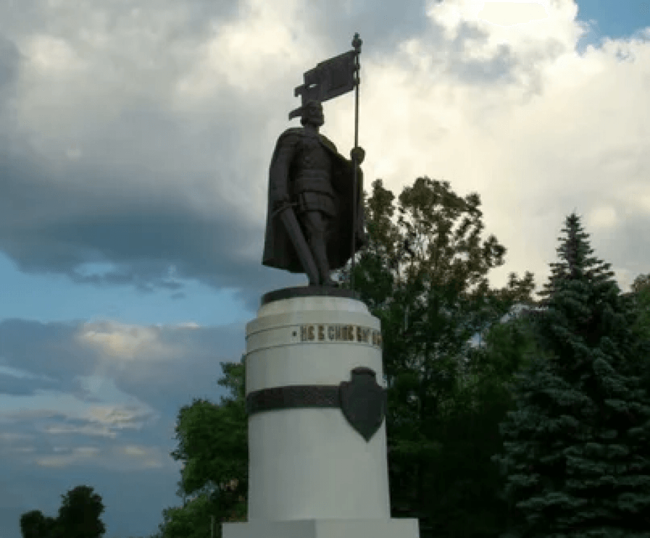 Памятник александру невскому в минске. Памятник Александру Невскому в Курске. Александр Невский памятник в Курске. Крск монумент Александру Невскому. Курск памятник Невскому Клыков.