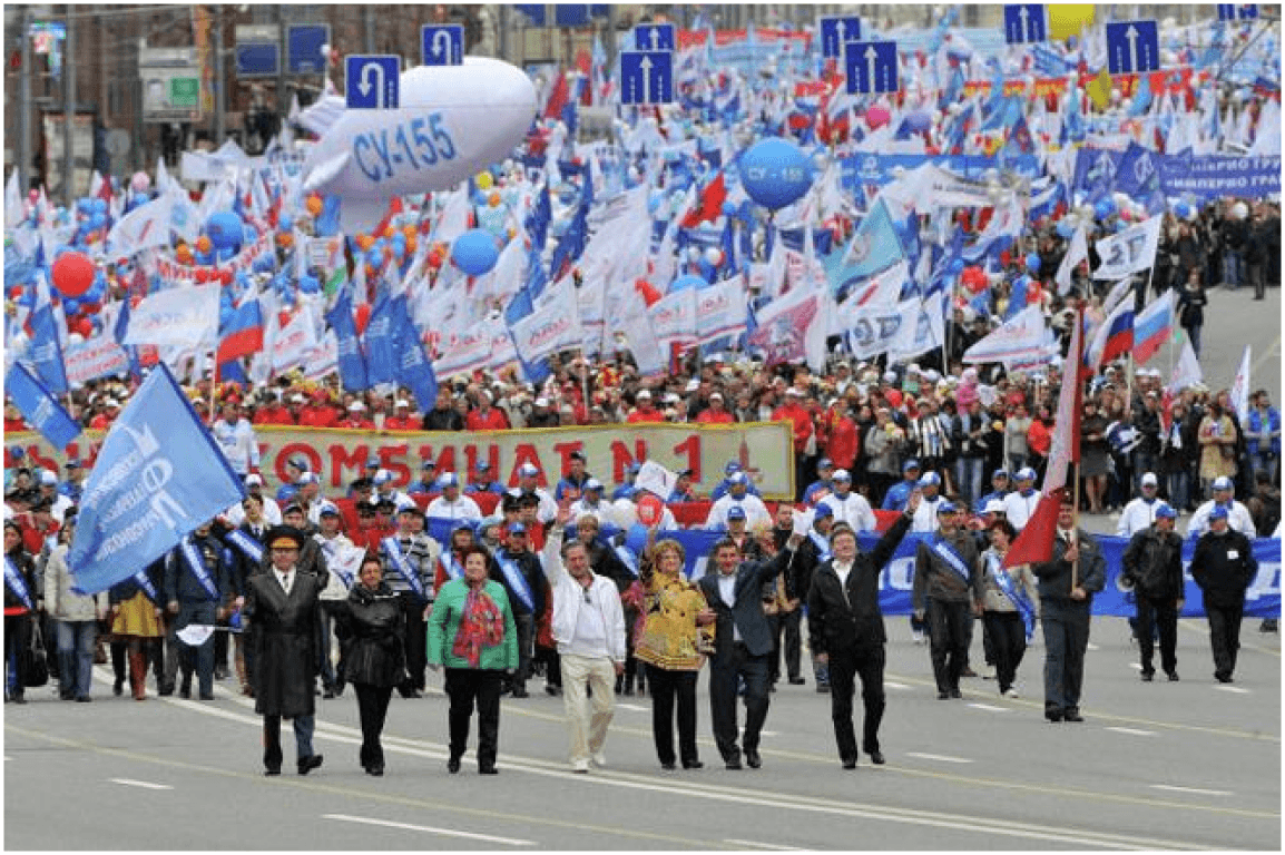 1 мая есть парад. 1 Мая шествие на красной площади. Первомайская демонстрация. Демонстрация 1 мая. Праздник весны и труда шествие.
