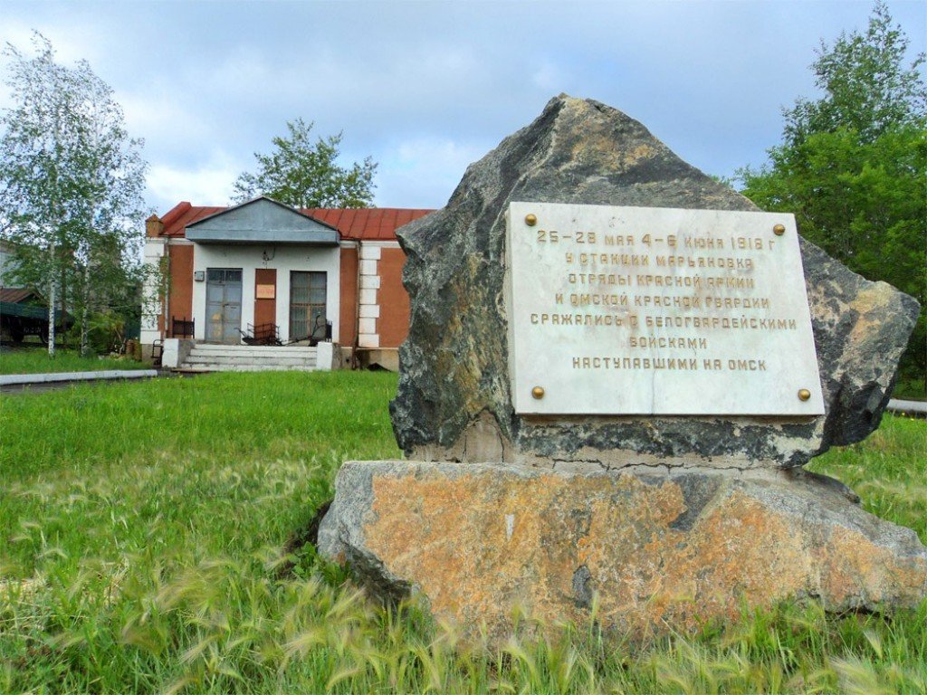 Памятный камень в память о боях Гражданской войны, установленный у железнодорожного вокзала.