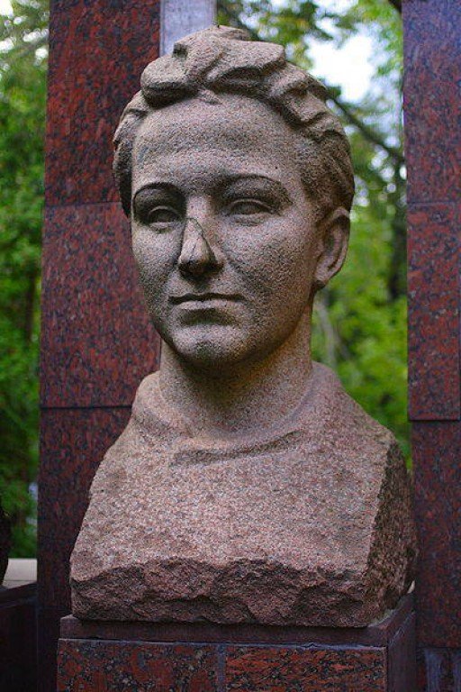 Зоя Анатольевна Космодемьянская, памятник возле московской школы № 201.