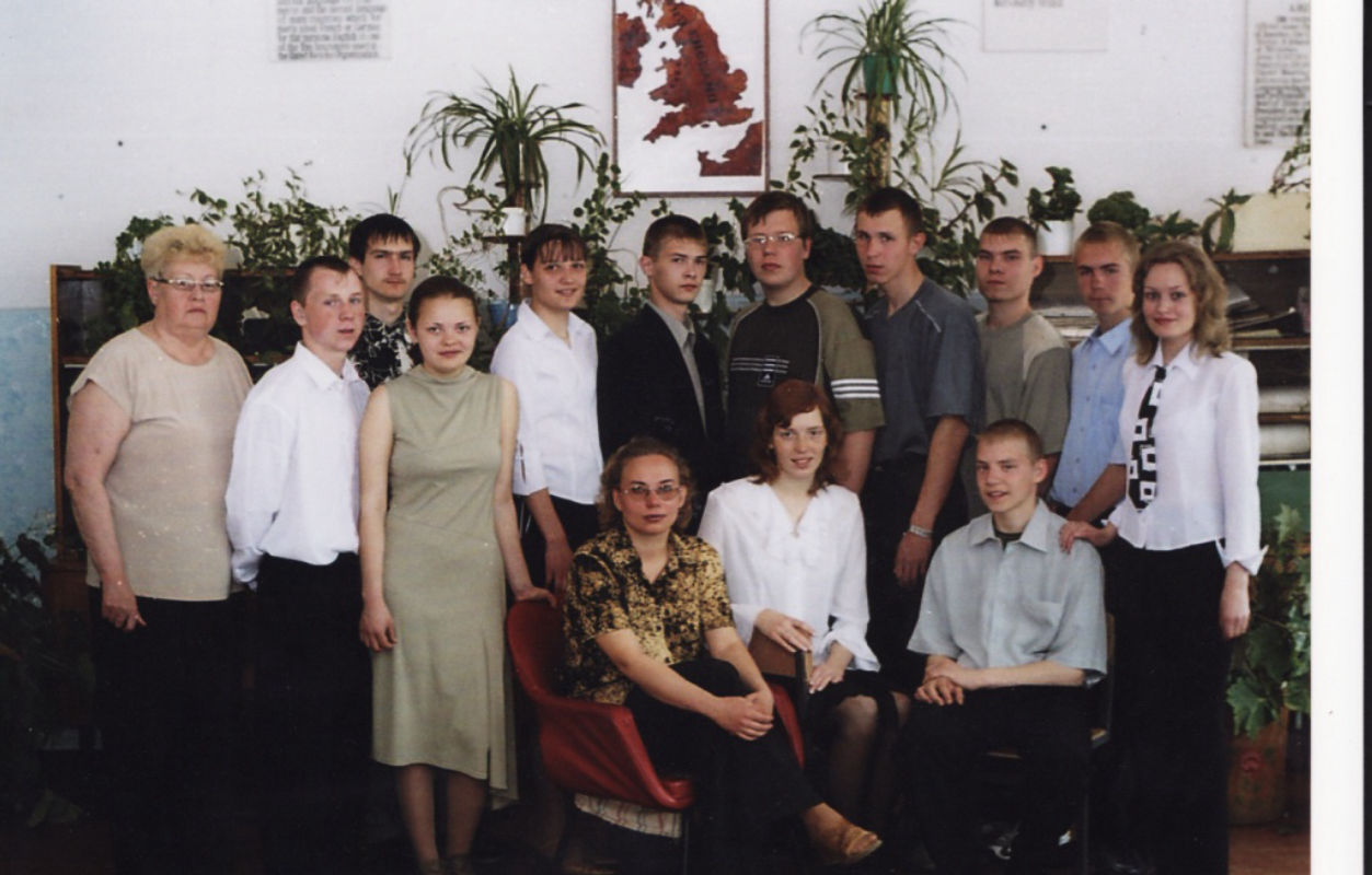 Выпускники 9 класса 2001-2002.jpg