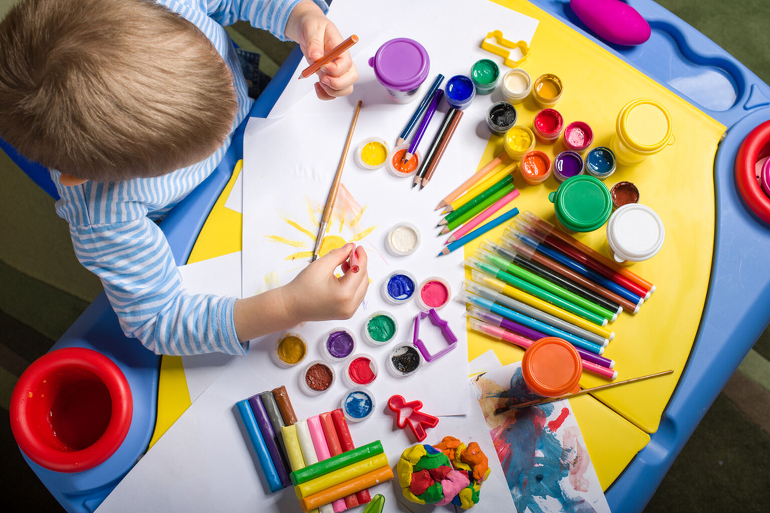 Творческая активность дошкольников. Изо для детей. Материалы для рисования для детей. Творчество в детском саду. Дети творчество.