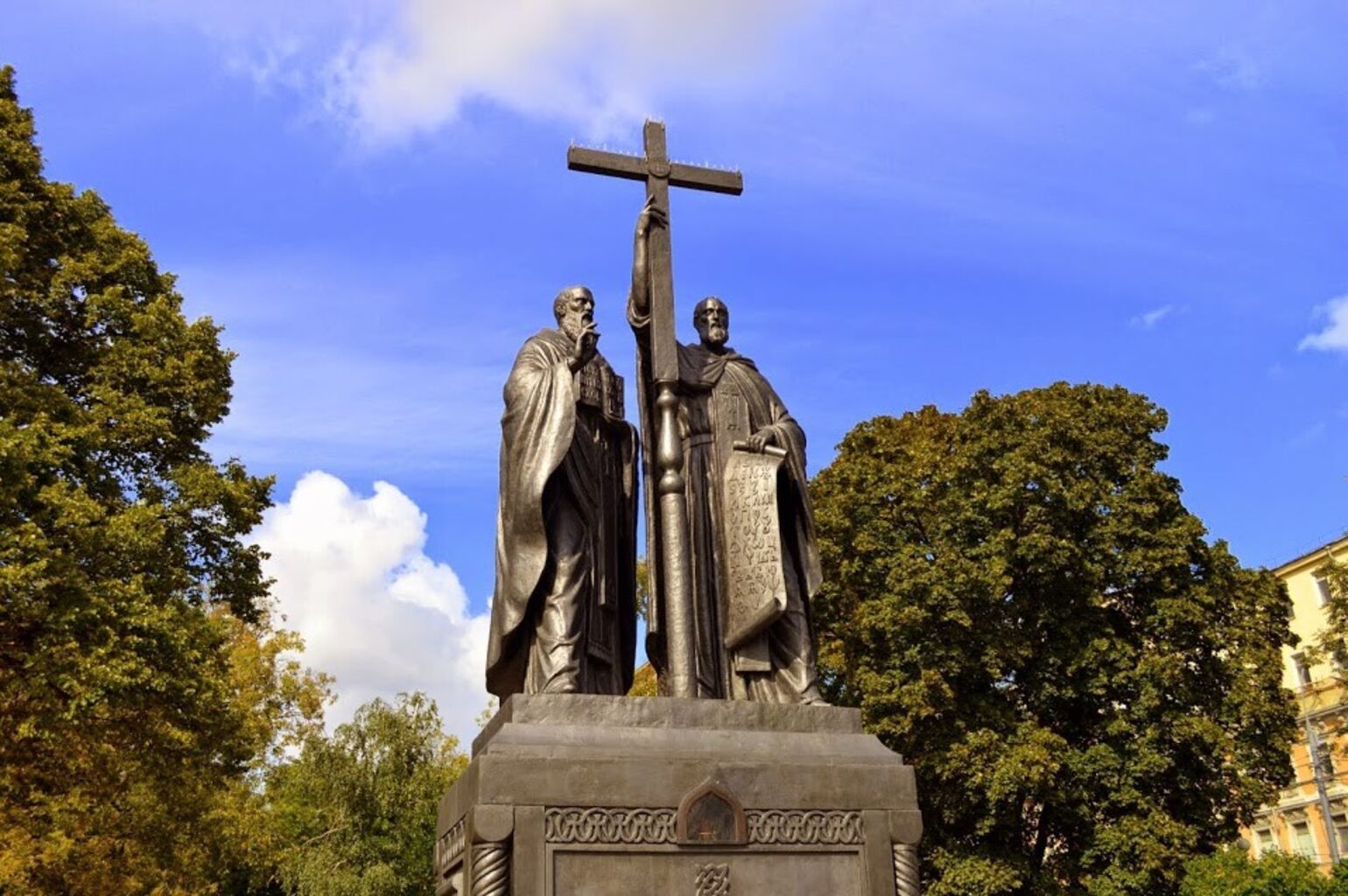 памятник кириллу и мефодию в москве на красной площади