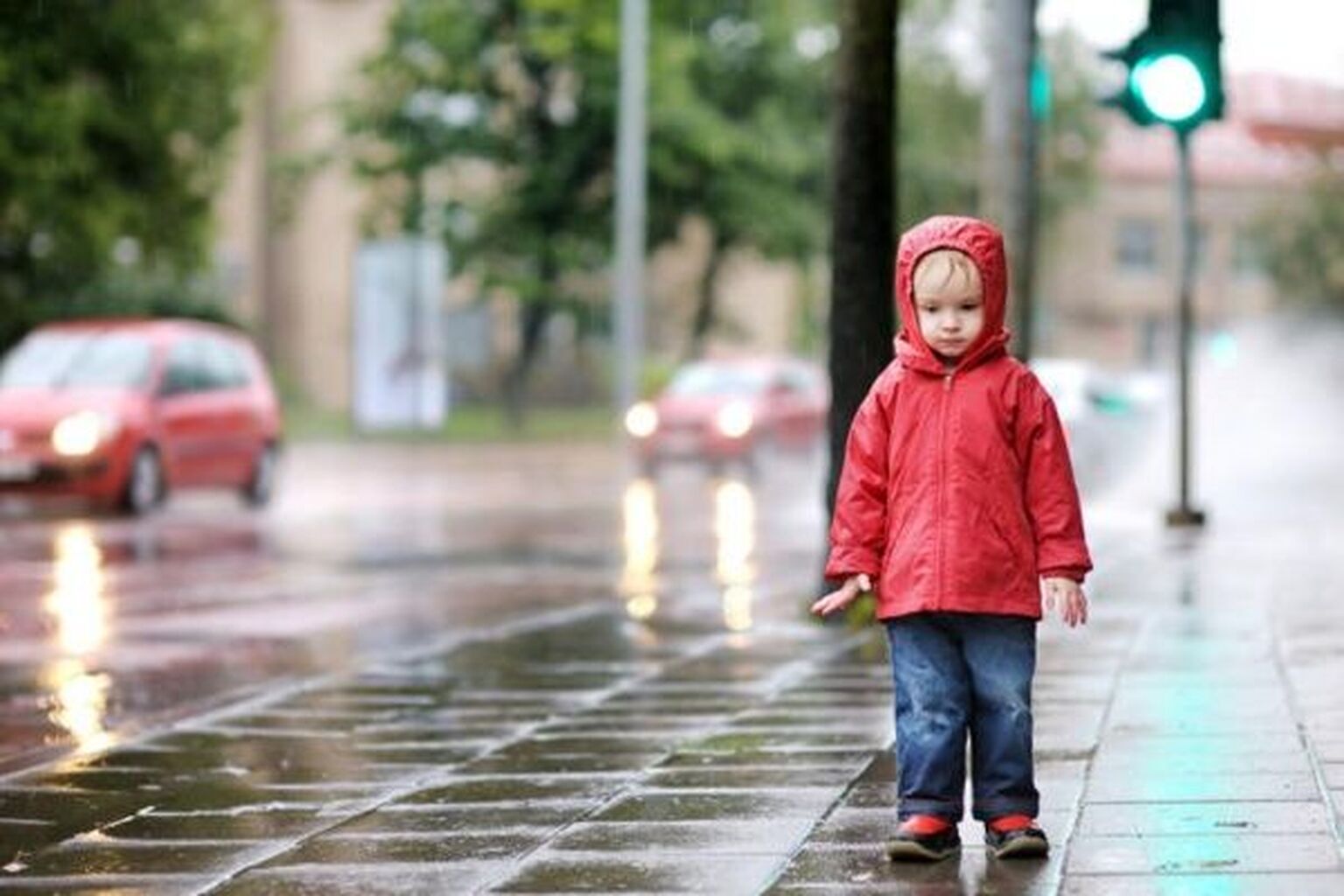 Ребенок играет на дороге. Дети улицы. Дети не улице. Дети на дороге. Ребенок один на улице.