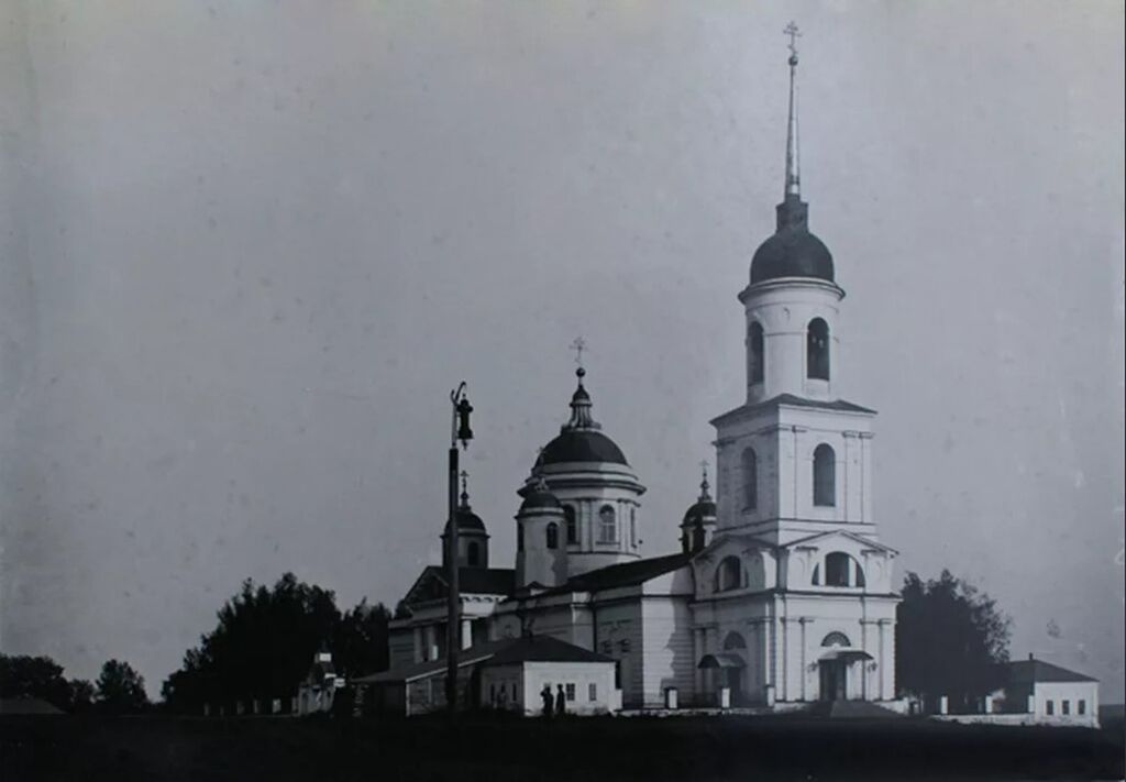Покровский собор - одно из первых каменных сооружений после пожара 1816 г.