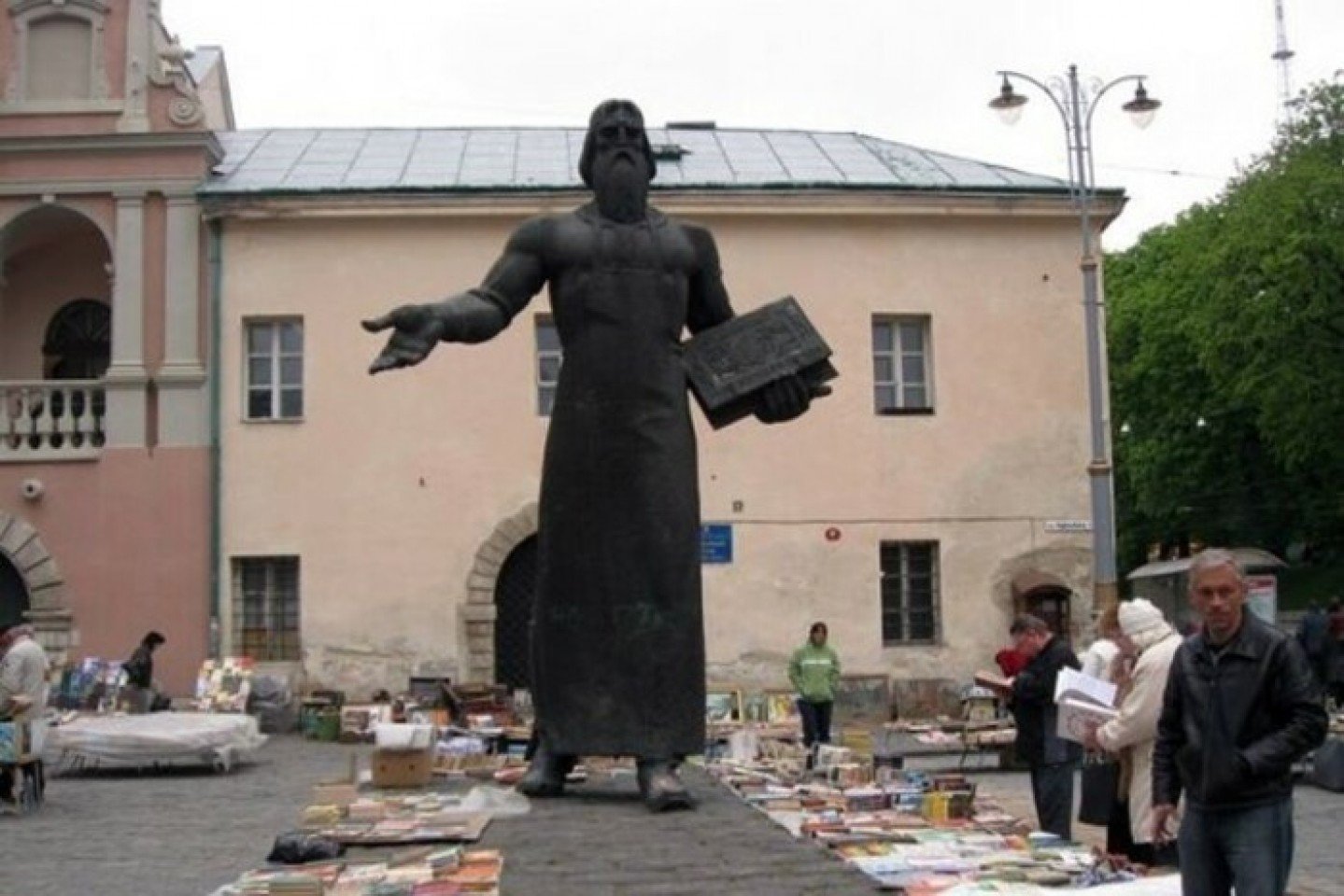 памятник ивану федорову в москве